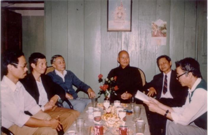 Image result for Tháng 3/1990 tại Hà Nội, thầy Quảng Độ "bị lưu đày” (?). Còn thầy Quảng Độ nào lại xuất hiện ngồi ghế chủ tọa bên cạnh số cán bộ Cộng sản
