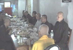 Image result for Ngày 9/10/2003 tại Khánh Hòa, Thích Quảng Độ (X) tại chùa Linh Sơn